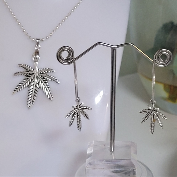 HANDMADE LARGE LEAF PENDANT NECKLACE 🍃 - Picture 3 of 5